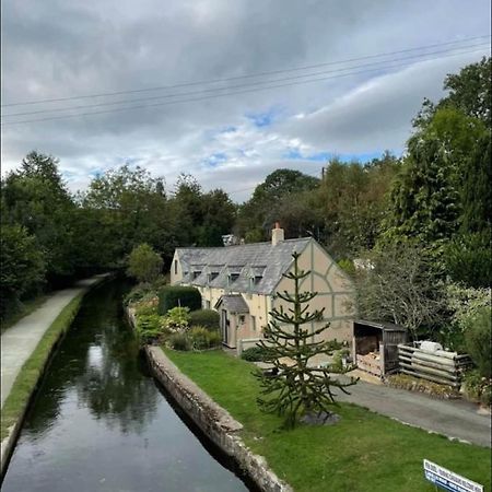 Canalside Cottage In The Heart Of Llangollen. Exterior photo