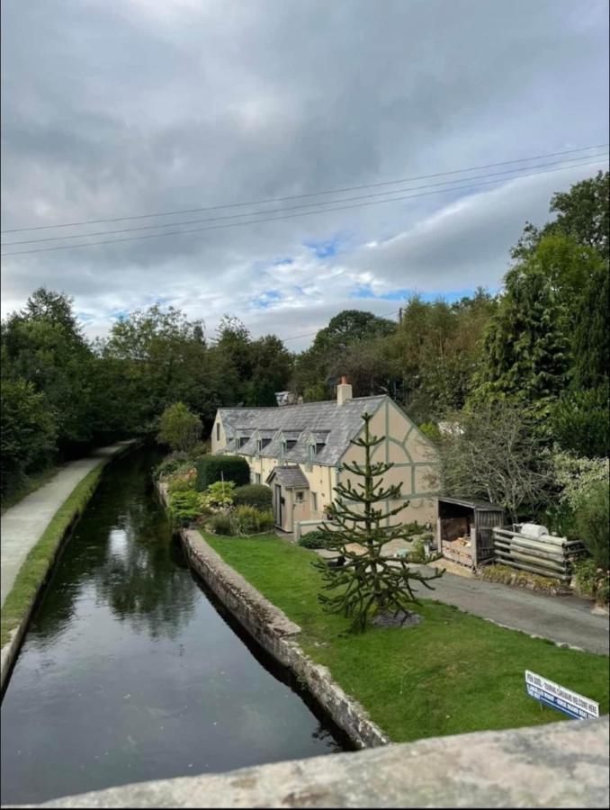 Canalside Cottage In The Heart Of Llangollen. Exterior photo
