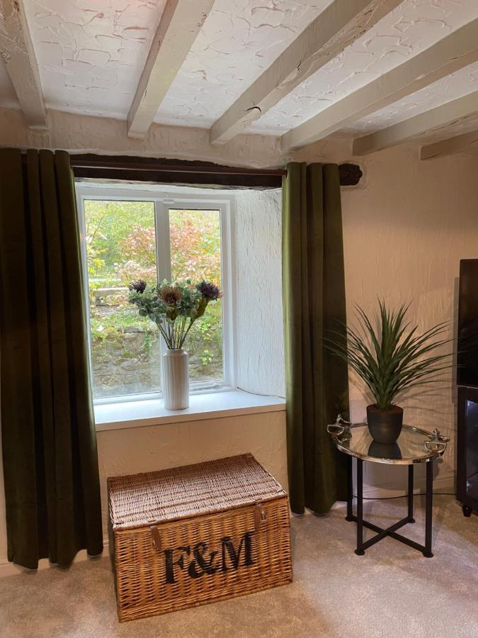 Canalside Cottage In The Heart Of Llangollen. Exterior photo